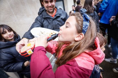 El Catapán vuelve a vestir de fiesta a Soria con el 'sí' a San Juan en las 12 cuadrillas y las botas de vino, el pan, el queso y el bacalao.
