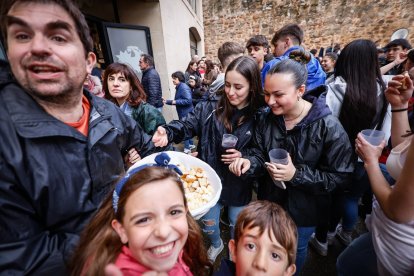 El Catapán vuelve a vestir de fiesta a Soria con el 'sí' a San Juan en las 12 cuadrillas y las botas de vino, el pan, el queso y el bacalao.