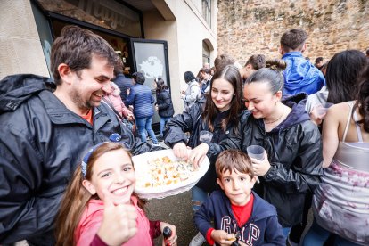 El Catapán vuelve a vestir de fiesta a Soria con el 'sí' a San Juan en las 12 cuadrillas y las botas de vino, el pan, el queso y el bacalao.