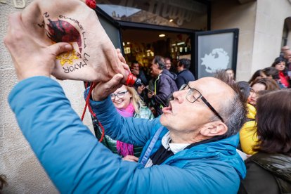 El Catapán vuelve a vestir de fiesta a Soria con el 'sí' a San Juan en las 12 cuadrillas y las botas de vino, el pan, el queso y el bacalao.