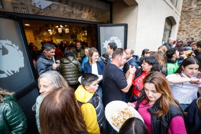 El Catapán vuelve a vestir de fiesta a Soria con el 'sí' a San Juan en las 12 cuadrillas y las botas de vino, el pan, el queso y el bacalao.