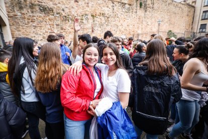 El Catapán vuelve a vestir de fiesta a Soria con el 'sí' a San Juan en las 12 cuadrillas y las botas de vino, el pan, el queso y el bacalao.