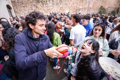 El Catapán vuelve a vestir de fiesta a Soria con el 'sí' a San Juan en las 12 cuadrillas y las botas de vino, el pan, el queso y el bacalao.