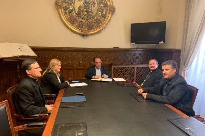 Asistentes a la firma del convenio de iglesias y ermitas en la Sala de Comisiones de la Diputación.