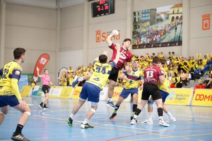 El Balonmano Soria se impone en el primer partido de la fase de ascenso al doblegar a Romo por 34-26.