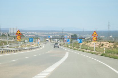 Carteles anunciando la limitación de velocidad.