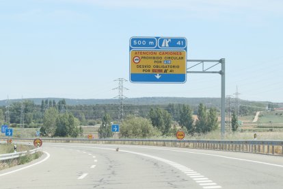 Más carteles en la Autovía alertando sobre la situación de la vía
