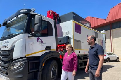 María José Jiménez e Iván Andrés junto a uno de los nuevos camiones de recogida de basura.