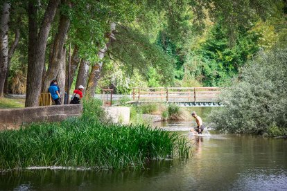 El termómetro rebasa los 30 grados en Soria y el río Duero recibe a los primeros bañistas.