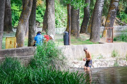 El termómetro rebasa los 30 grados en Soria y el río Duero recibe a los primeros bañistas.