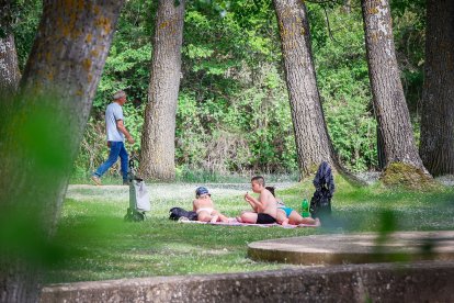 El termómetro rebasa los 30 grados en Soria y el río Duero recibe a los primeros bañistas.