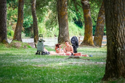 El termómetro rebasa los 30 grados en Soria y el río Duero recibe a los primeros bañistas.