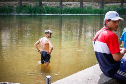 El termómetro rebasa los 30 grados en Soria y el río Duero recibe a los primeros bañistas.