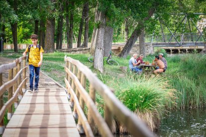 El termómetro rebasa los 30 grados en Soria y el río Duero recibe a los primeros bañistas.