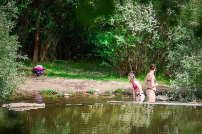 El termómetro rebasa los 30 grados en Soria y el río Duero recibe a los primeros bañistas.