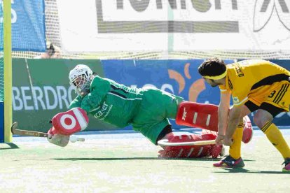 Rafa Revilla defendiendo la portería del Club de Campo.