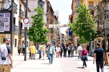 El Clasiclub de Soria acerca al centro de la ciudad la historia del motor con una concentración de coches clásicos.
