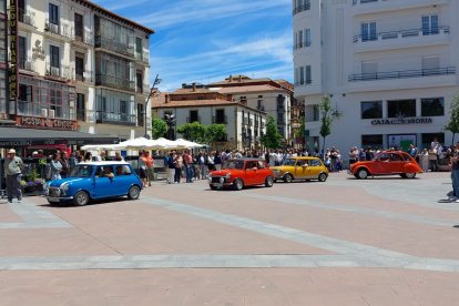 El Clasiclub de Soria acerca al centro de la ciudad decenas de coches clásicos en su 23 aniversario.