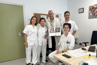 Parte del equipo de rehabilitación cardiaca. El cardiólogo muestra fotos de los pacientes atendidos.