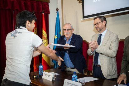 La Fundación Antonio Machado premia a 45 alumnos de diversas provincias por su implicación en difundir los valores mediambientales que recoge 'Campos de Castilla'.