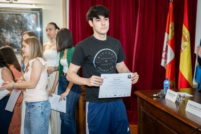 La Fundación Antonio Machado premia a 45 alumnos de diversas provincias por su implicación en difundir los valores mediambientales que recoge 'Campos de Castilla'.
