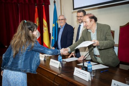 La Fundación Antonio Machado premia a 45 alumnos de diversas provincias por su implicación en difundir los valores mediambientales que recoge 'Campos de Castilla'.