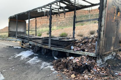 Estado en el que quedó el tráiler cargado con material de construcción tras arder en la A-2.