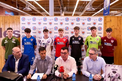 La nueva equipación del Numancia con los jugadores de la cantera como modelos.