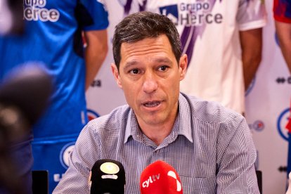 La nueva equipación del Numancia con los jugadores de la cantera como modelos.