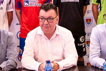 La nueva equipación del Numancia con los jugadores de la cantera como modelos.