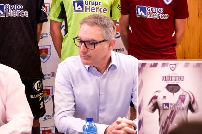 La nueva equipación del Numancia con los jugadores de la cantera como modelos.