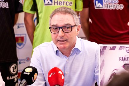 La nueva equipación del Numancia con los jugadores de la cantera como modelos.