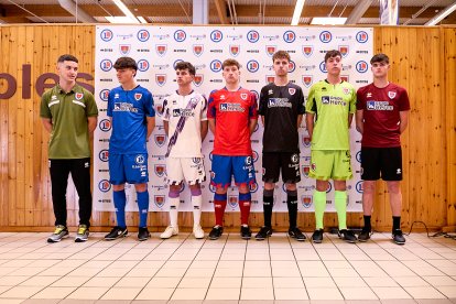 La nueva equipación del Numancia con los jugadores de la cantera como modelos.