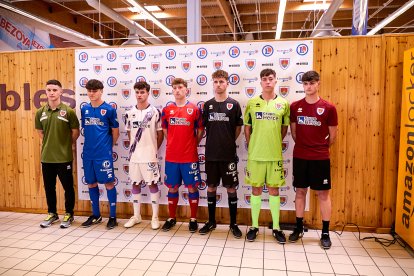 La nueva equipación del Numancia con los jugadores de la cantera como modelos.