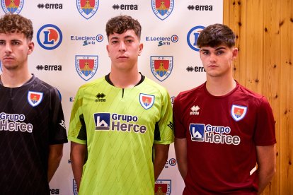 La nueva equipación del Numancia con los jugadores de la cantera como modelos.