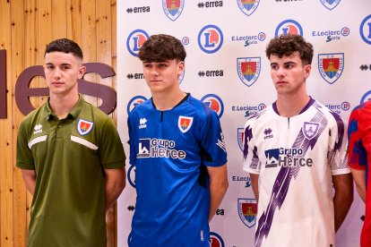 La nueva equipación del Numancia con los jugadores de la cantera como modelos.
