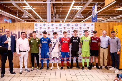 La nueva equipación del Numancia con los jugadores de la cantera como modelos.