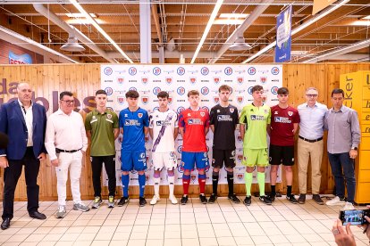La nueva equipación del Numancia con los jugadores de la cantera como modelos.