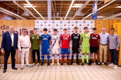 La nueva equipación del Numancia con los jugadores de la cantera como modelos.
