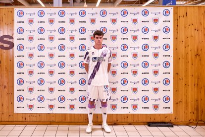 La nueva equipación del Numancia con los jugadores de la cantera como modelos.