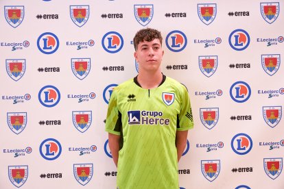 La nueva equipación del Numancia con los jugadores de la cantera como modelos.