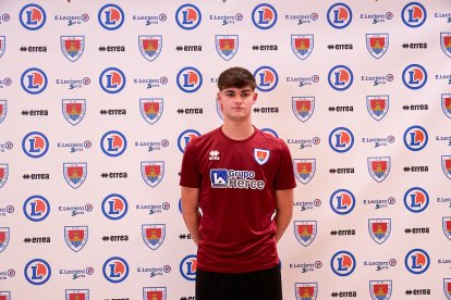 La nueva equipación del Numancia con los jugadores de la cantera como modelos.