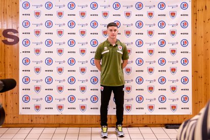 La nueva equipación del Numancia con los jugadores de la cantera como modelos.