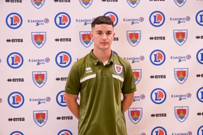 La nueva equipación del Numancia con los jugadores de la cantera como modelos.
