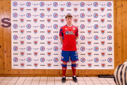 La nueva equipación del Numancia con los jugadores de la cantera como modelos.