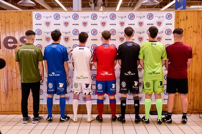 La nueva equipación del Numancia con los jugadores de la cantera como modelos.