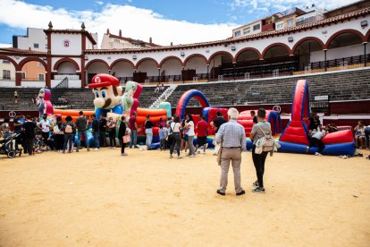 Concluido el encierro, la fiesta continuó en la plaza de toros.