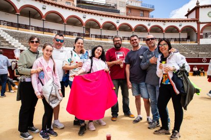 Concluido el encierro, la fiesta continuó en la plaza de toros.