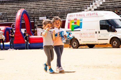 Concluido el encierro, la fiesta continuó en la plaza de toros.