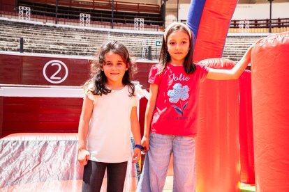 Concluido el encierro, la fiesta continuó en la plaza de toros.